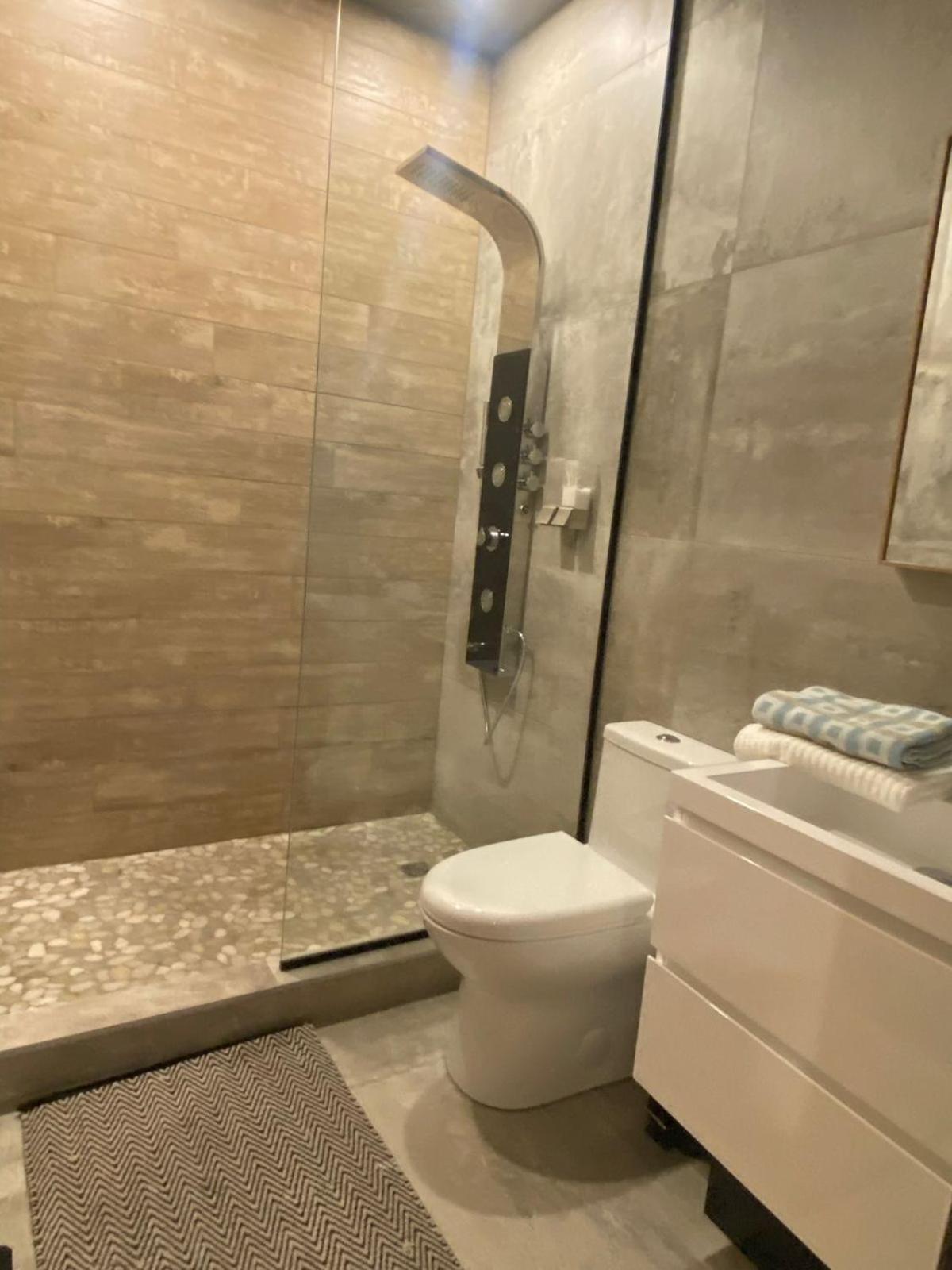 Private Room & Private Bathroom In Le Plateau มอนทรีอัล ภายนอก รูปภาพ