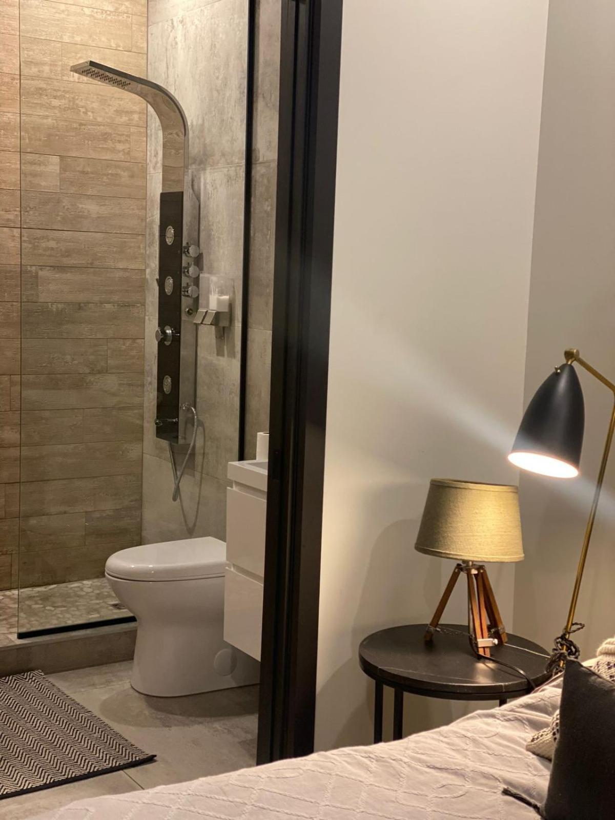 Private Room & Private Bathroom In Le Plateau มอนทรีอัล ภายนอก รูปภาพ
