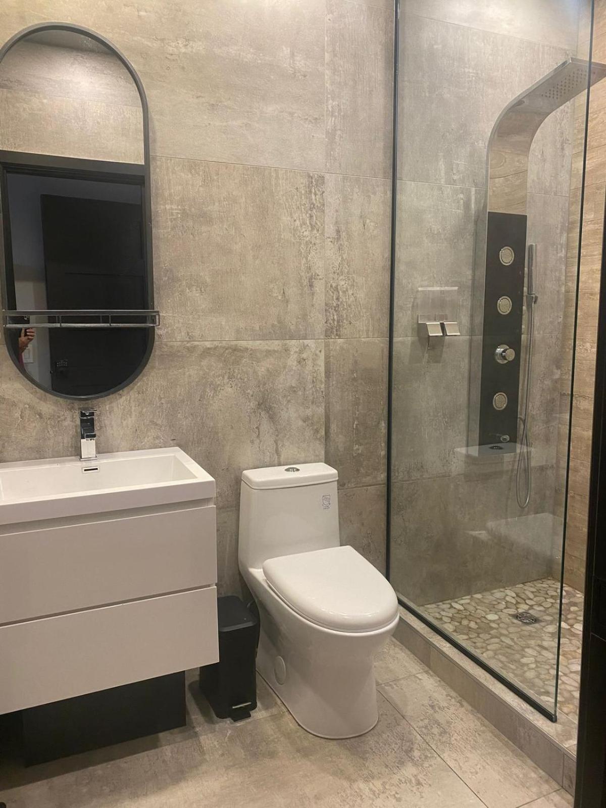 Private Room & Private Bathroom In Le Plateau มอนทรีอัล ภายนอก รูปภาพ